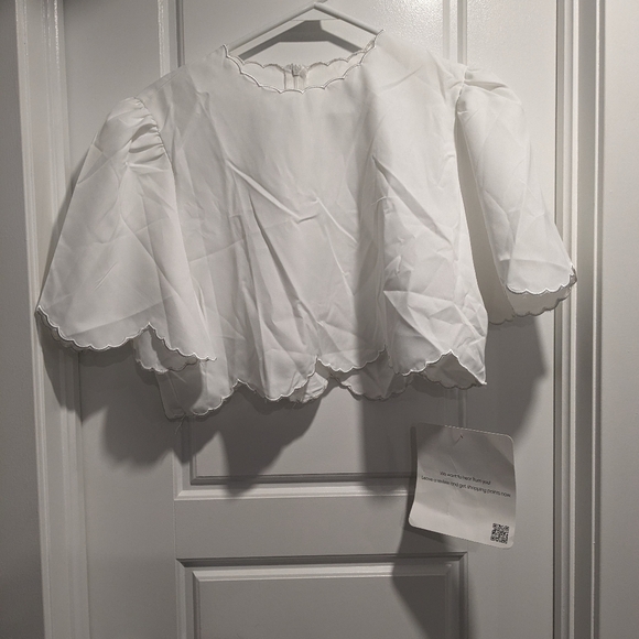 NWT Chicwish Scalloped Edge Crop Top in White - Picture 2 of 2